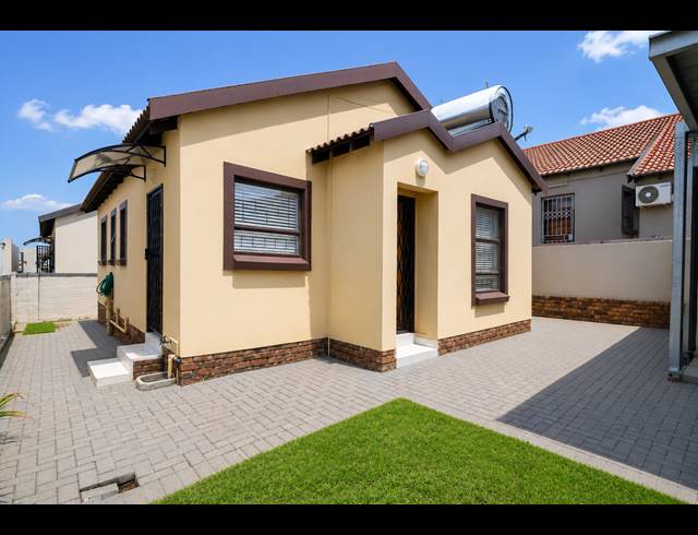 3 BEDROOM FREESTANDING FOR SALE IN KOSMOSDAL